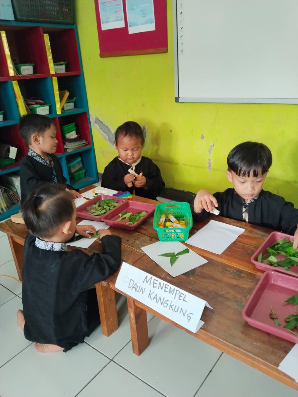 Anak bermain di playground